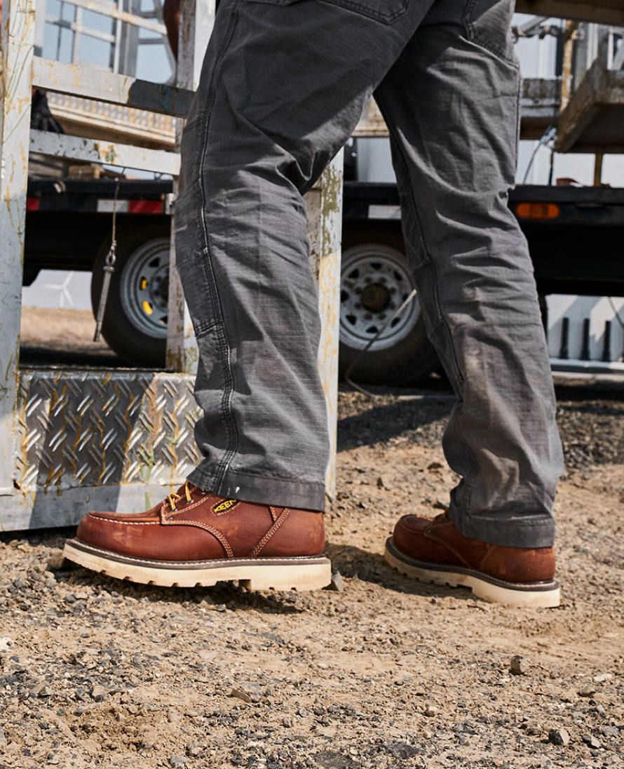 Keen Men's Cincinnati 6" Waterproof 90° Heel Boot (Carbon Toe) Tuscan Red/Sandshell